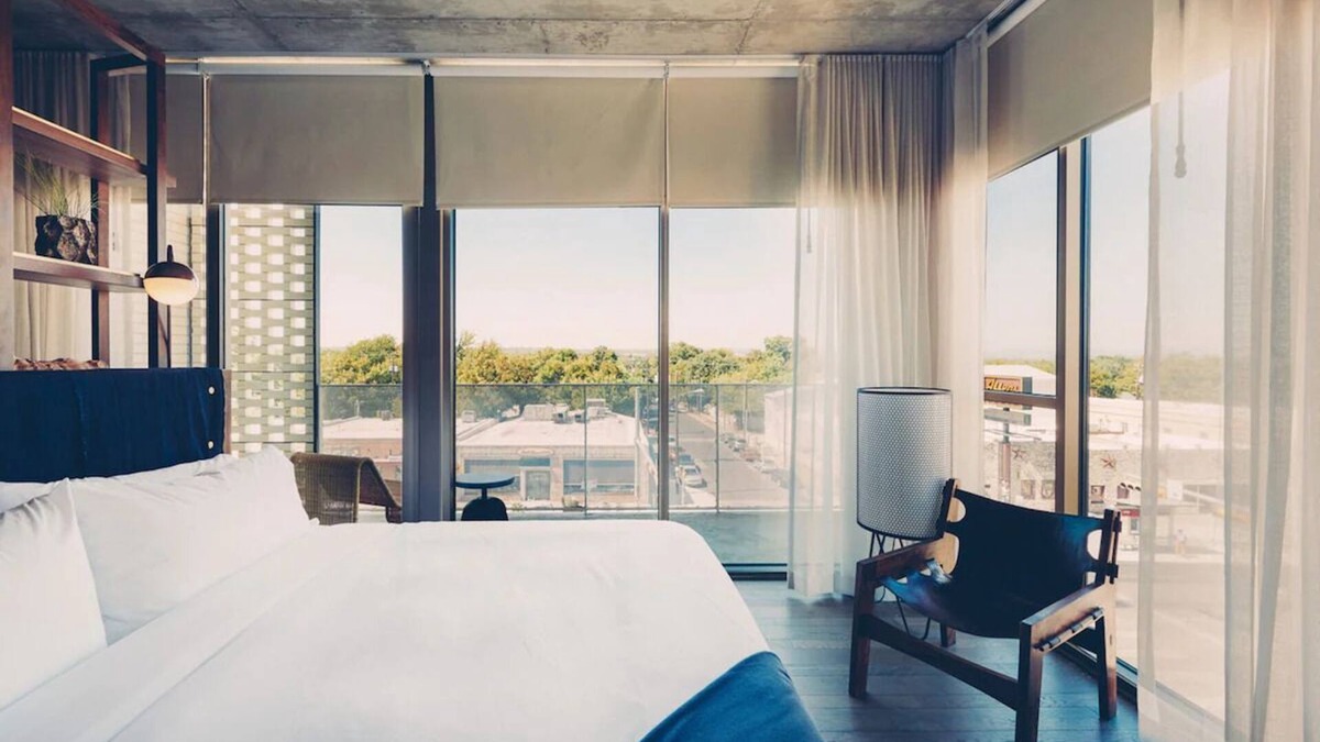 South River City Hotel | King Suite with Soaking Tub & Balcony in Austin