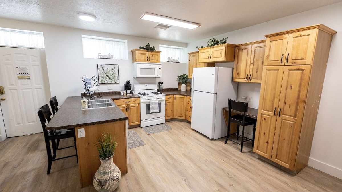 Mount Pleasant Apartment | 🤩king w/kitchen+washer/dryer+queen sleeper 🥾(15 mi.) maple canyon250mbps wi-fi