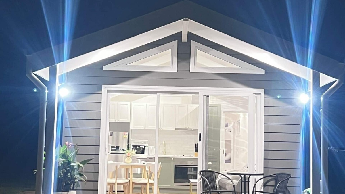Gulgong Cottage | Kingdom Cottages Farm Stay - Gum tree