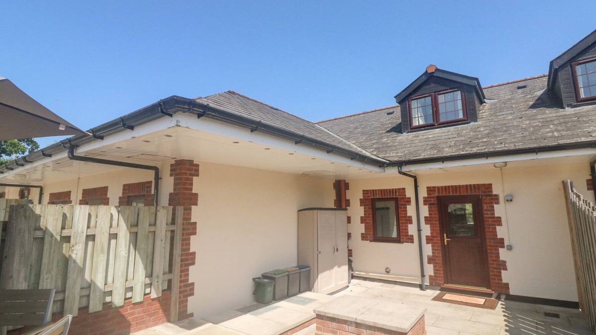 Ash Mill Cottage | KINGFISHER COTTAGE, pet friendly, with a garden in South Molton