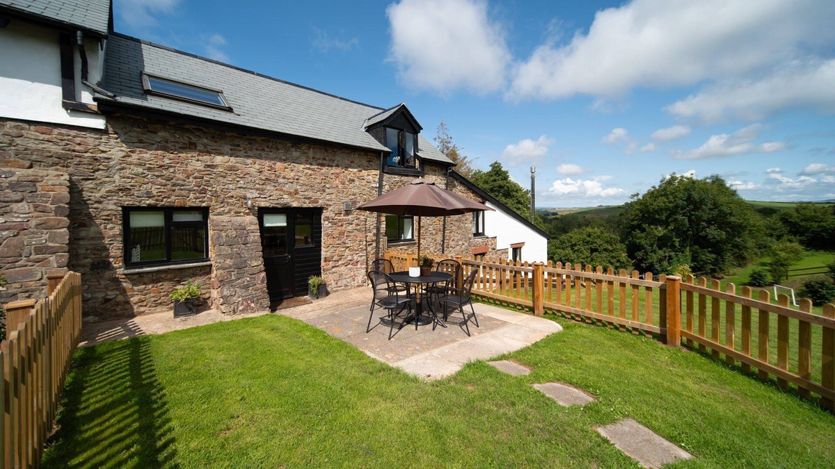 Littleham Cottage | Kingfisher Cottage - Dog friendly sleeping 4 with a pool