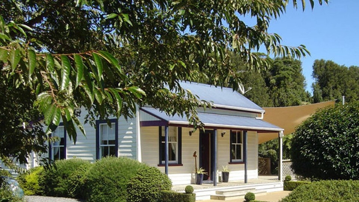 Matapu Cottage | Kingfisher Cottage - Escape to your own secluded tranquil retreat