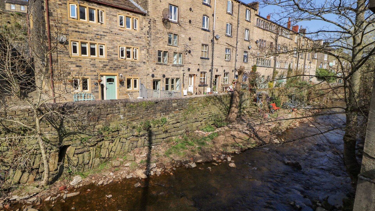 Holmfirth Cottage | KINGFISHER COTTAGE, family friendly, with a garden in Holmfirth