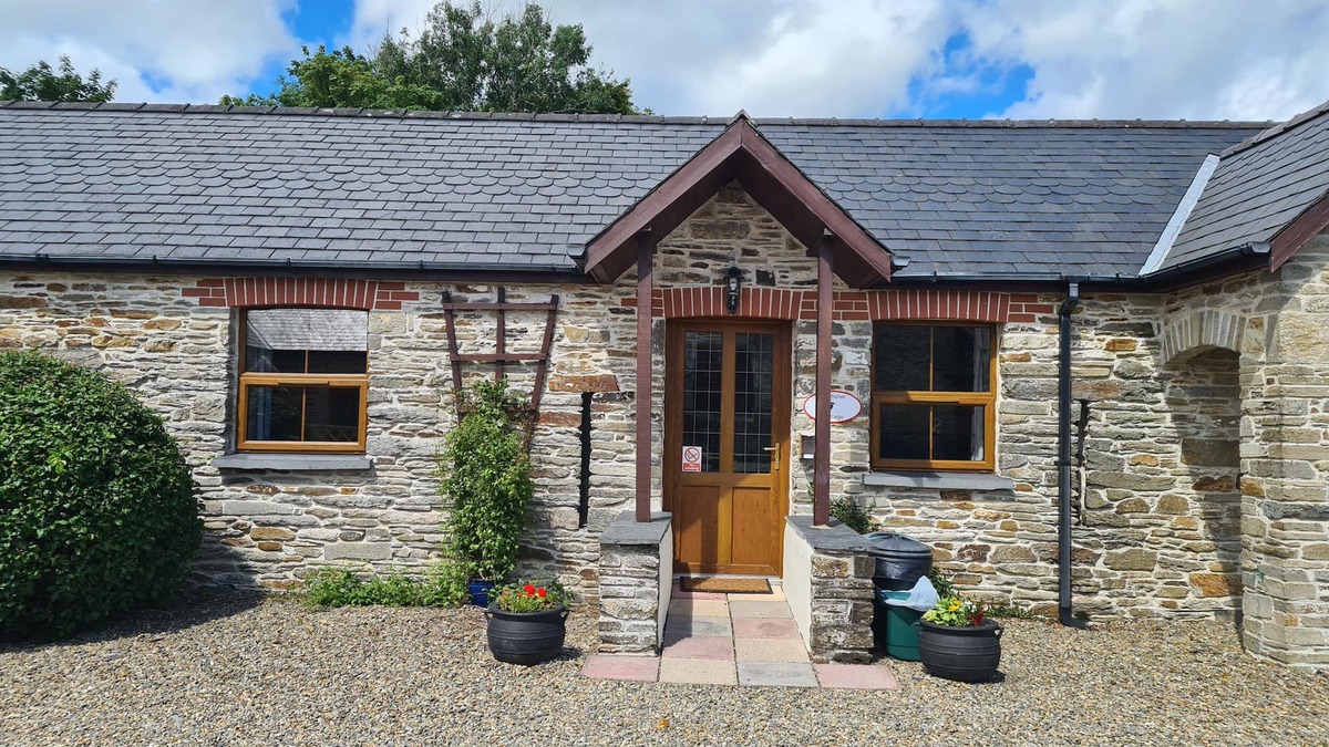 Whitland Cottage | KINGFISHER COTTAGE, pet friendly, with pool in Llanboidy
