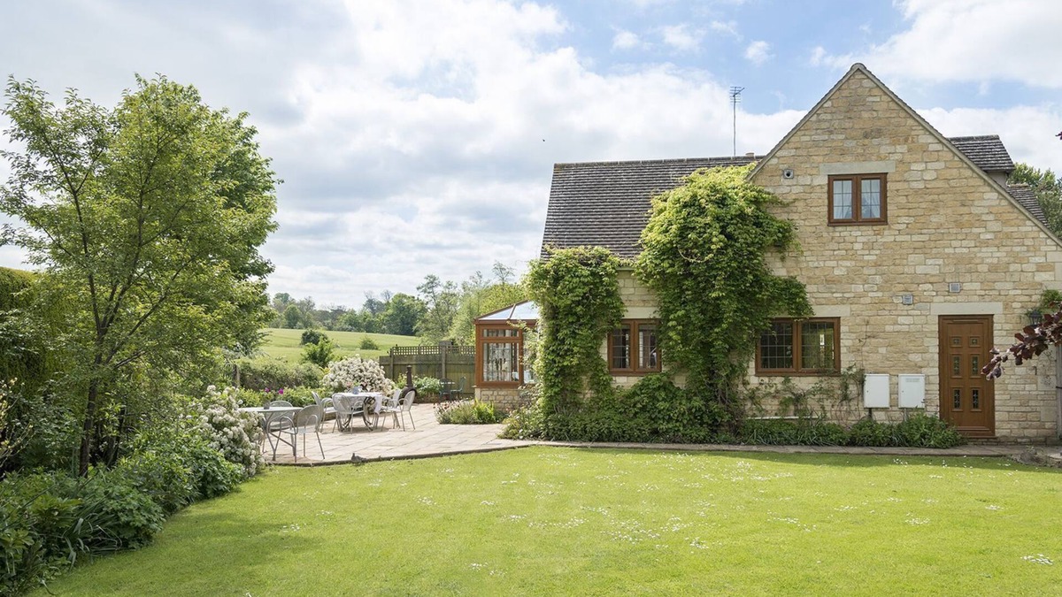 Winchcombe Cottage | Kingfisher Cottage - sleeps 10 guests in 5 bedrooms