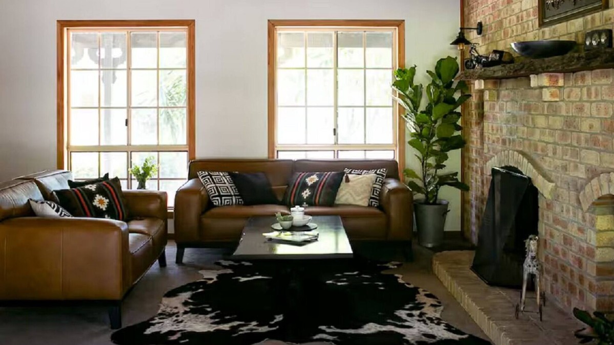 Jimboomba House | Kingfisher Lodge: country retreat with king beds, fireplace & pool on 2 acres