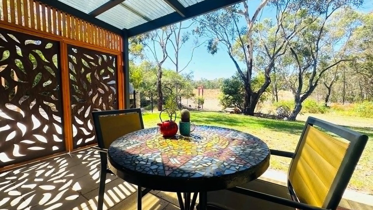 Glenrowan Bed & Breakfast | Kingfisher Retreat - Nature is calling! S/C Unit, King bed or twin-share