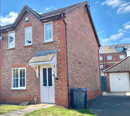 Northampton House | Kingmaker House, Free Driveway Parking and Garden! Fully Equipped, Sleeps 5 Guests