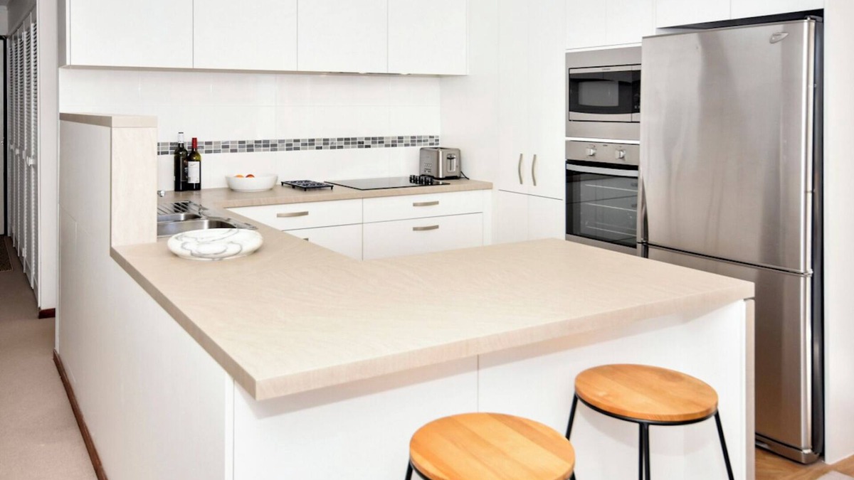 Shelly Beach Apartment | Kings Beach Relaxation - Pool, Beach ZE8