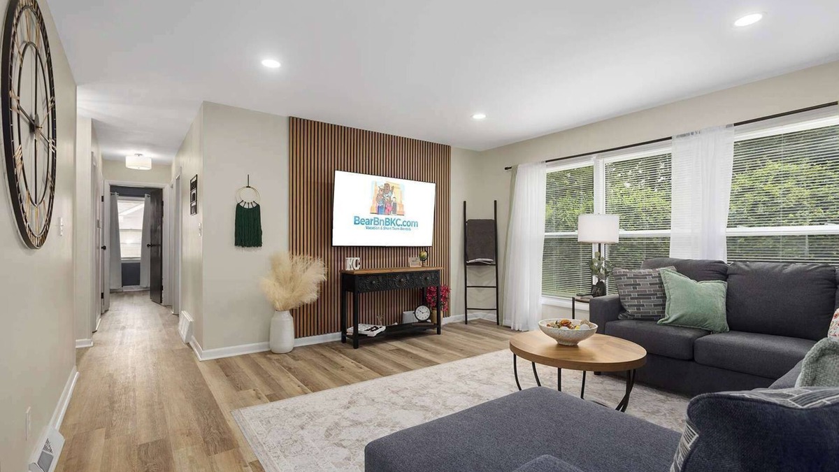 Lee's Summit House | Kings Beds w/TV in Every Room Near DT LeesSummit!