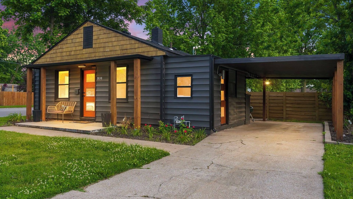 Joplin House | Kings, Kitchens & Comfort In Modern Cedar Home
