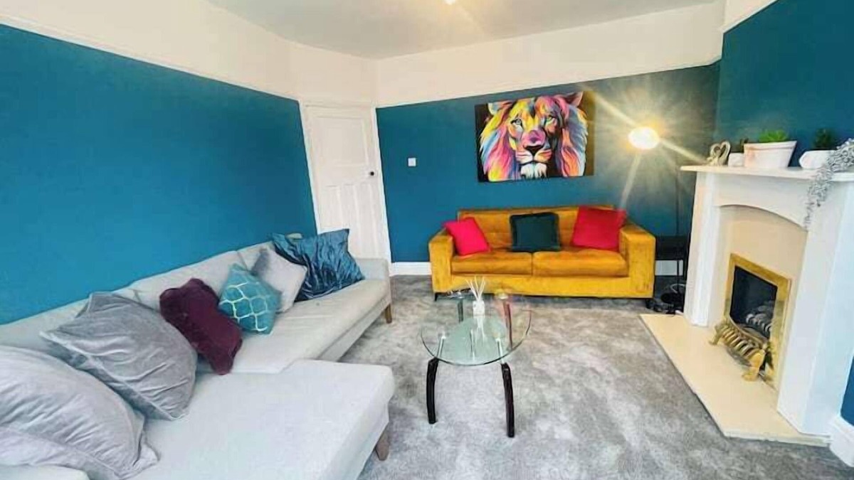 Dunstable House | Kingsbury 3 Bedroom Contractor House Short Lets Free Parking
