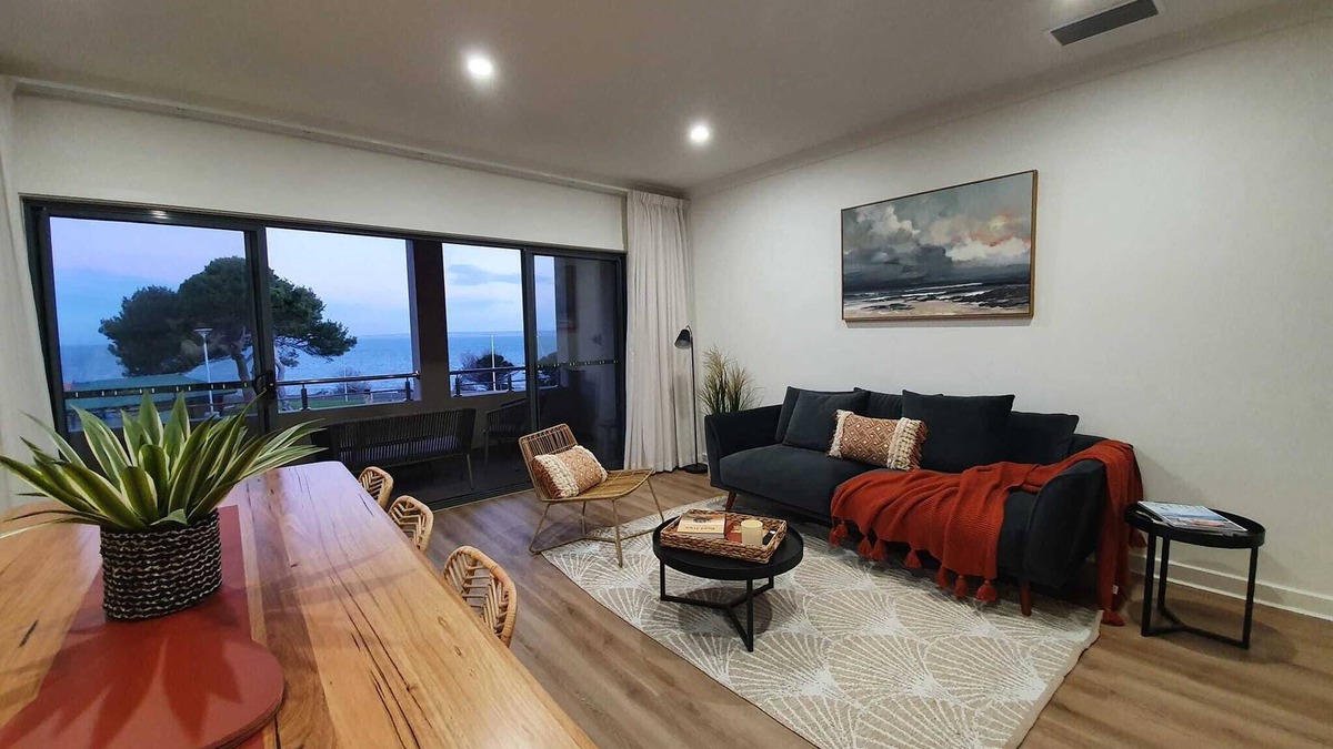 Kingscote House | Kingscote Terraces One: Ocean Views, Fabulous Town Location, Table Tennis, Wifi
