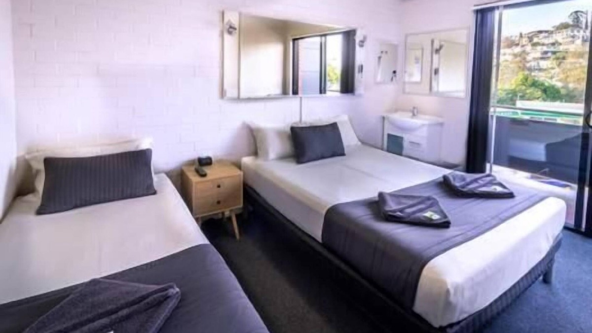 Hamilton Bed & Breakfast | Kingsford Riverside Inn