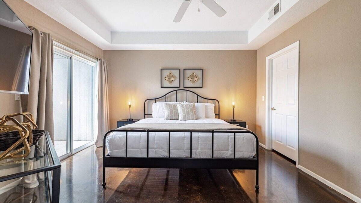 Channel District Apartment | Kingside ★ Channelside | 55 & 43” TV | Pool + Wifi