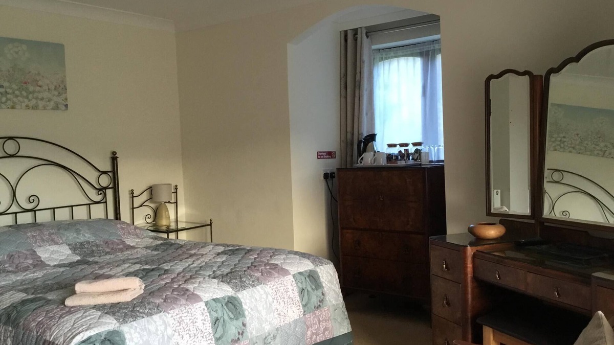 Kenn Other | Kingsize bed with ensuite Shower room