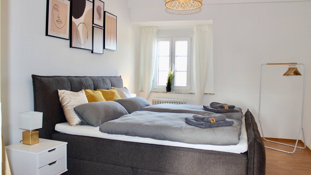 Schweinfurt Apartment | Kingsize Boxspring Bed, Kitchen, Smart TV etc.