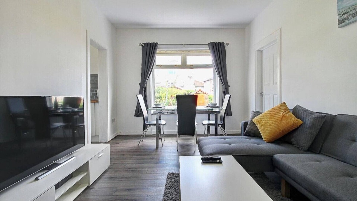 Glasgow Apartment | Kingspark Apartment - Modern three bedroom apartment