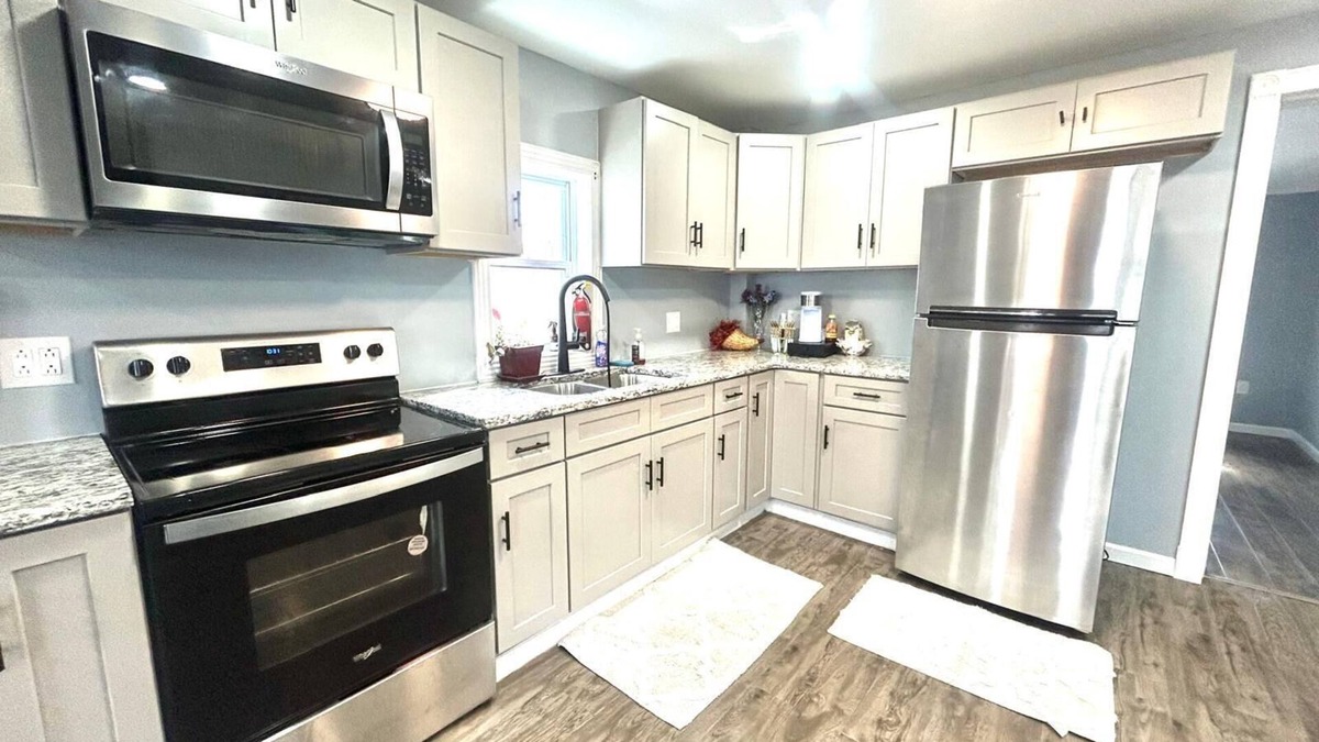 Kingston Apartment | Kingston Downtown I Firepit 4 TVs & ADA 1st floor w Shower, Laundry, & FirePlace