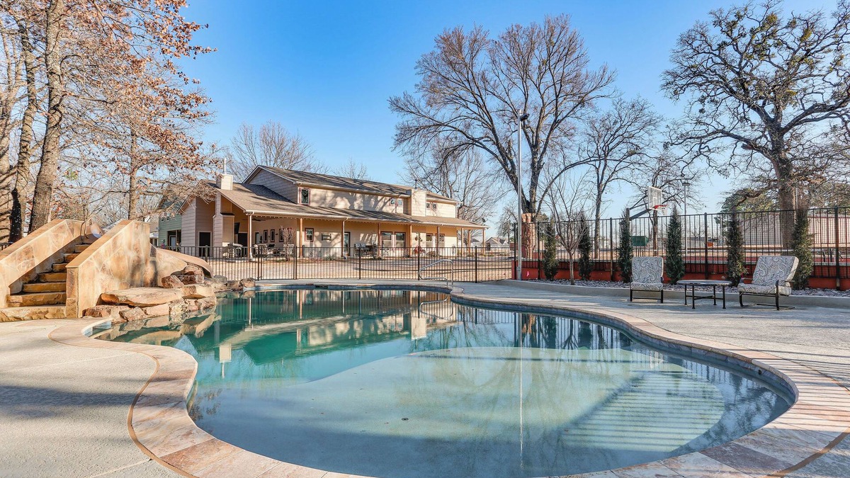 Kingston House | Kingston Home w/Pickleball: Steps to Lake Texoma!