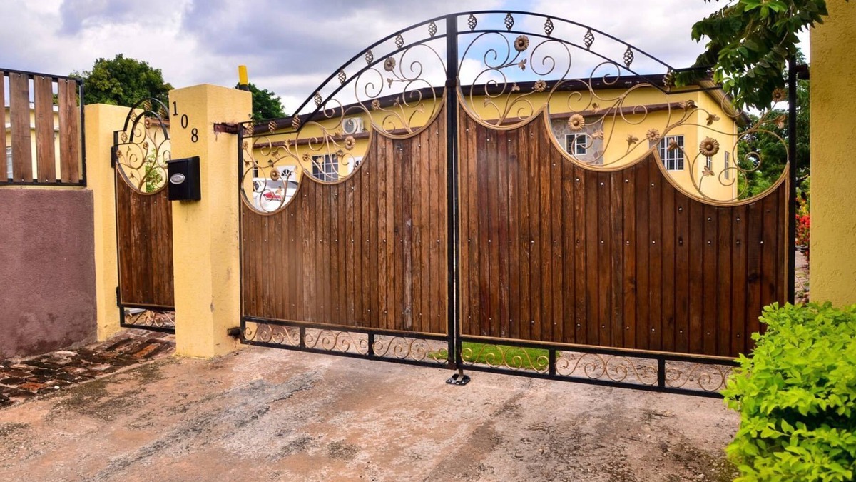 Molynes Gardens Apartment | Kingston Sunset Guest Apartment II