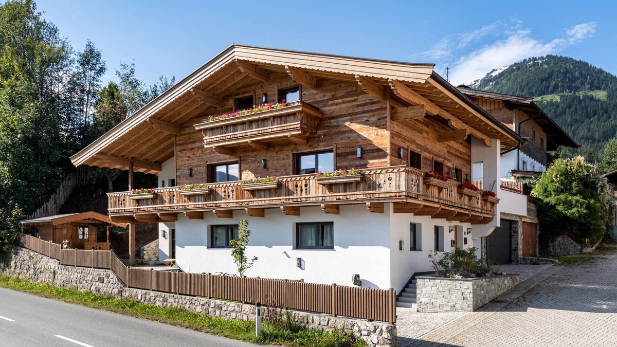 Kitzbuehel House | Kinkara Lodge - 3 Bedroom House in the heart of Kirchberg