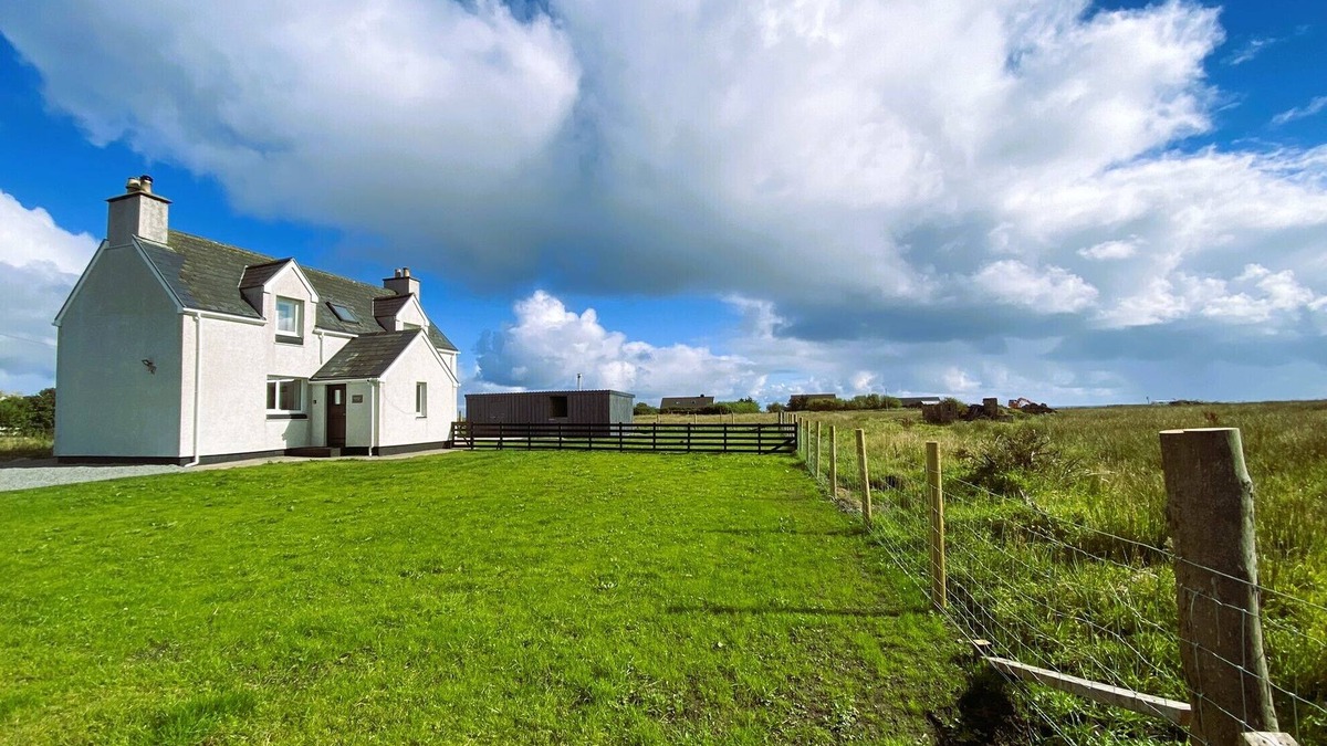 Isle of Lewis House | Kinnoull House near Stornoway with Hot Tub/Sauna/Pet friendly