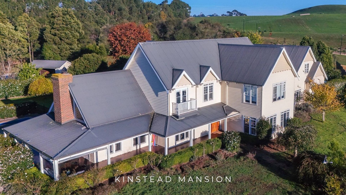 Warragul House | Kinstead Mansion - Modern escape for up to 21 guests 1 hour away from Melbourne!