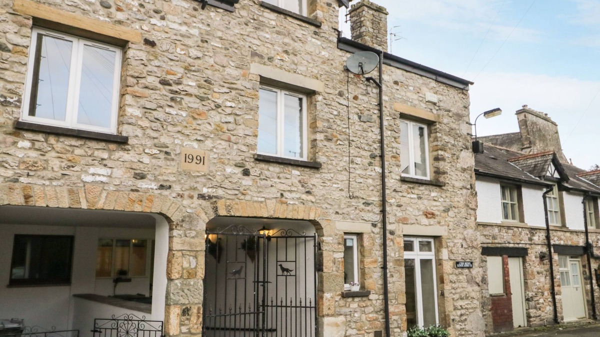 Kirkby Lonsdale Cottage | KIRKBY HOUSE, pet friendly, with open fire in Kirkby Lonsdale