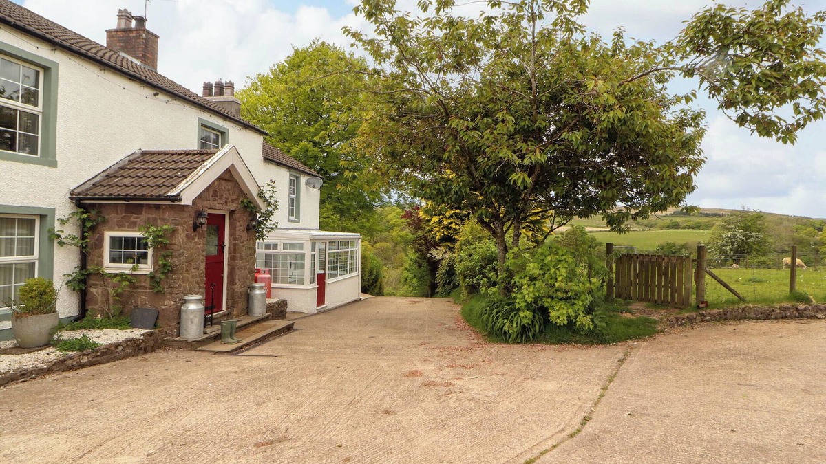 Winder Cottage | KIRKLAND HOWE COTTAGE, pet friendly, with hot tub in Arlecdon