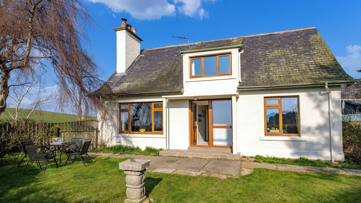 Elgin Cottage | Kirktoun Cottage on Scottish Estate - open fire- enclosed garden- beaches -woods