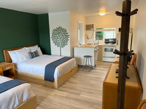 Sauble Beach Hotel | Kit Wat Motel & Marina