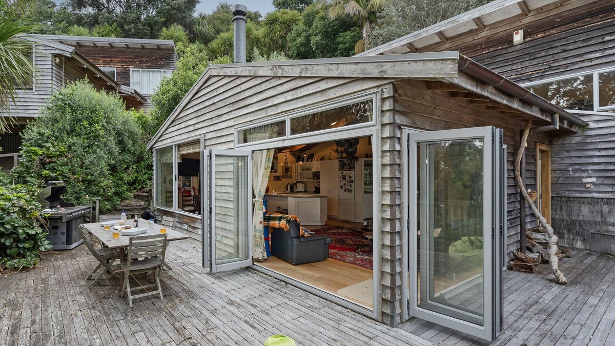 Onemana House | Kiwi Charmer - Onemana Holiday Home