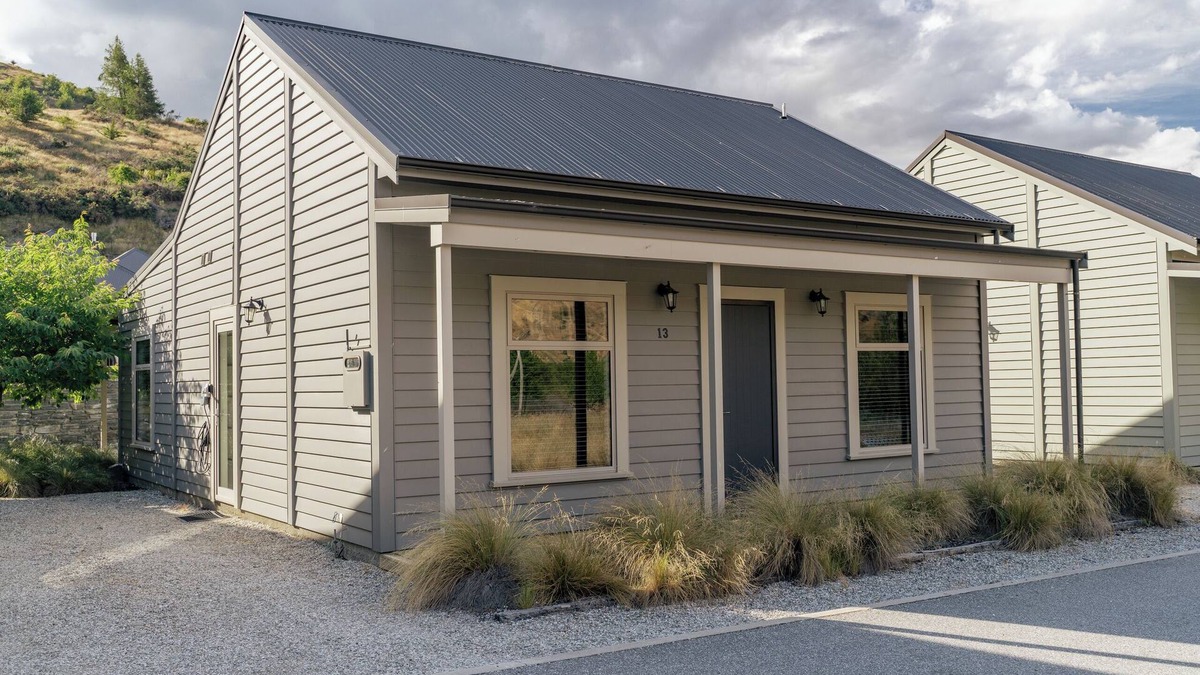 Cardrona House | Kiwi Ski Cottage - Wanaka Holiday Home