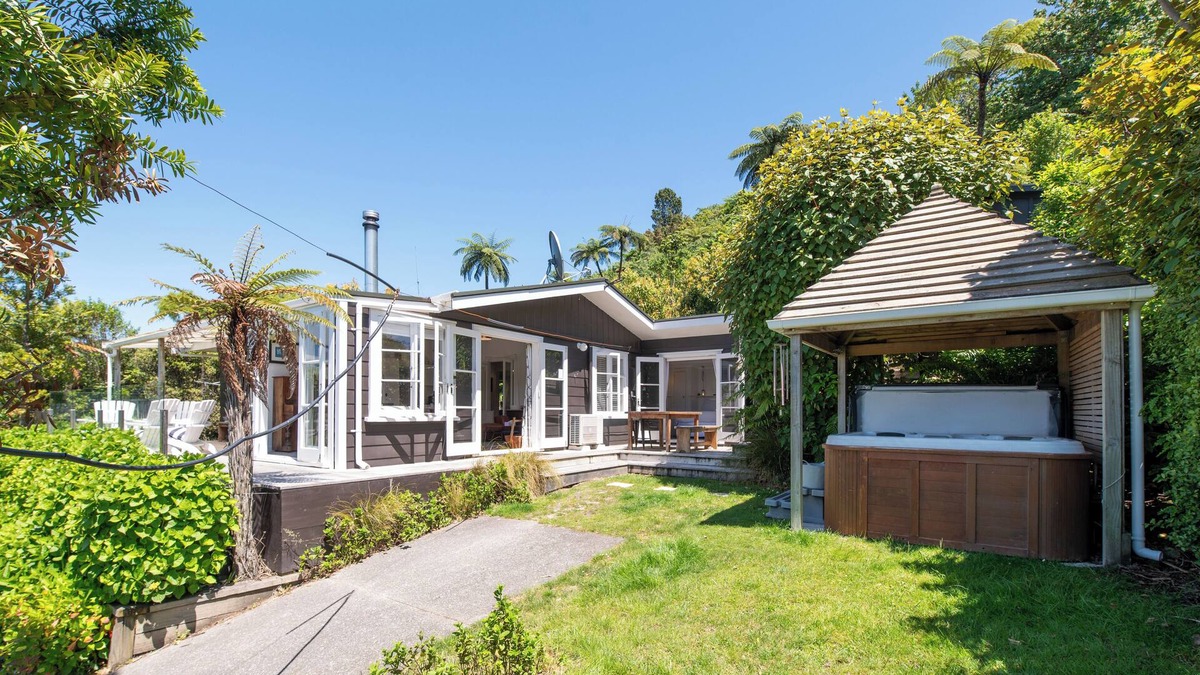 Lake Tarawera Cottage | Kiwiana Bach - Lake Tarawera Holiday Home
