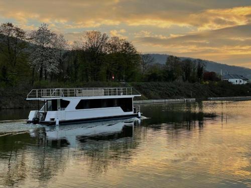 Kues Boat Rental | KL Moselboote - Hausboot Niara