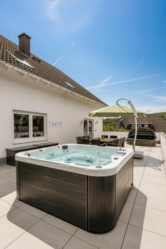 Niedershausen Apartment | Kleeoase - Luxus Apartment- Jacuzzi - Dachterrasse - Kochinsel - See in 10 min