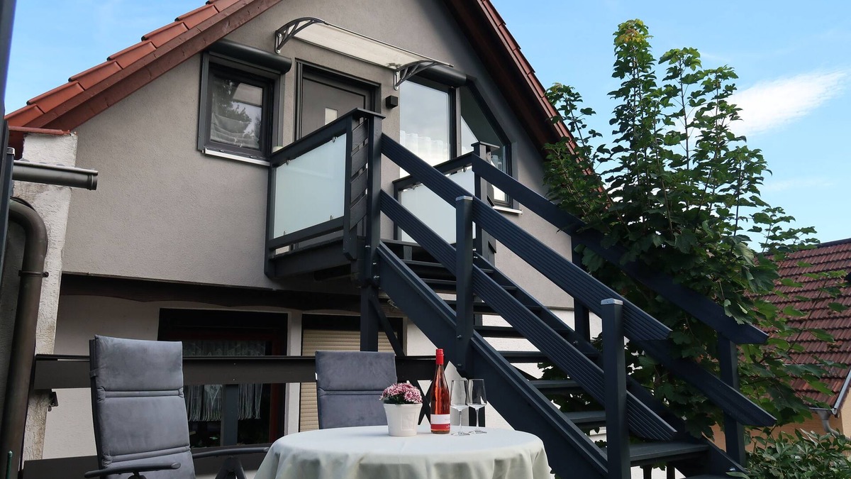 Laudenbach Apartment | Kleine Gemütliche Dachgeschosswohnung Bino