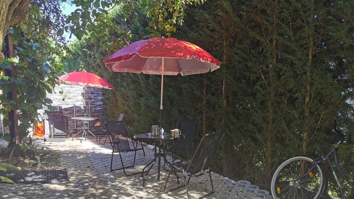 Hueckelhoven Apartment | Klimatisierte Nichtraucherzimmern mit Terrasse, Tische mit Stüllen und Grill