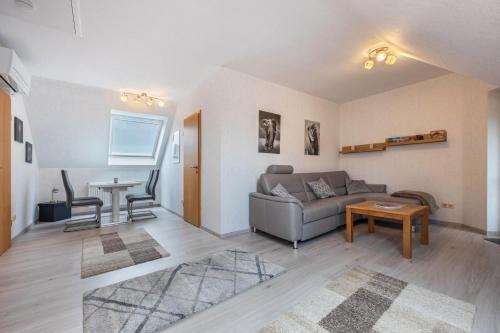 Loehne Apartment | Klimatisierte Wohnung Kastanie mit Balkon
