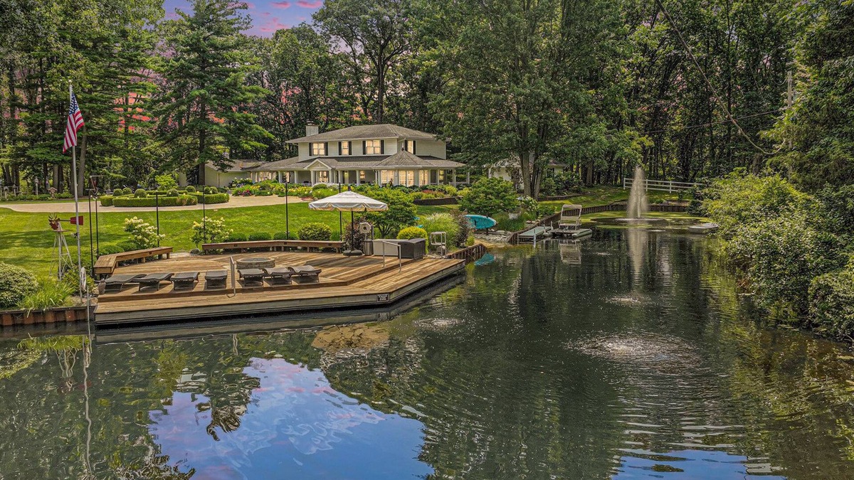 White Pigeon House | Klinger Lake Cove - Sleeps 16-24