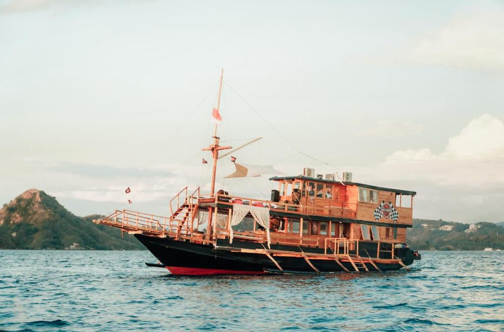 Labuan Bajo Boat Rental | KLM Presley Jalasena ll