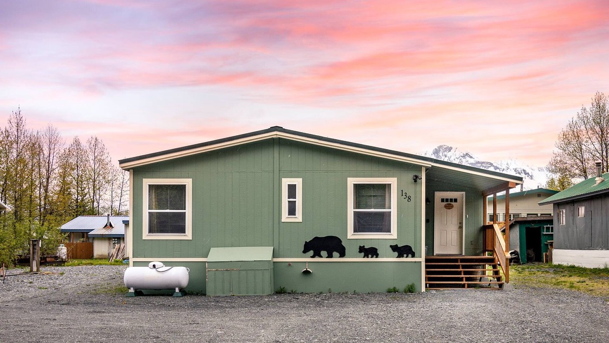 Valdez House | Klondike Cottage | 3 bed 2 bath