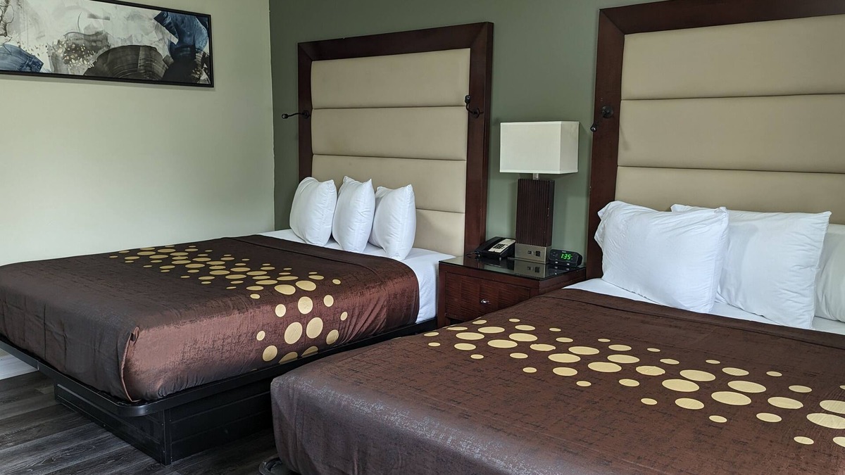 Bracebridge Hotel | Knights Inn Bracebridge