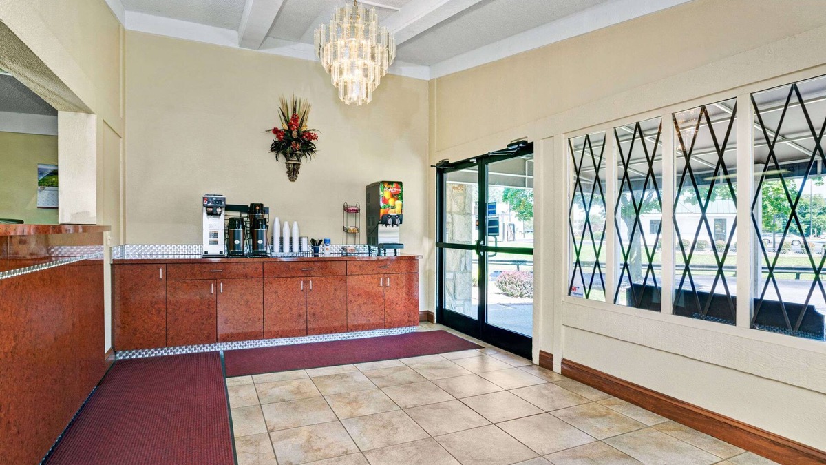 Tad Hotel | Knights Inn Charleston