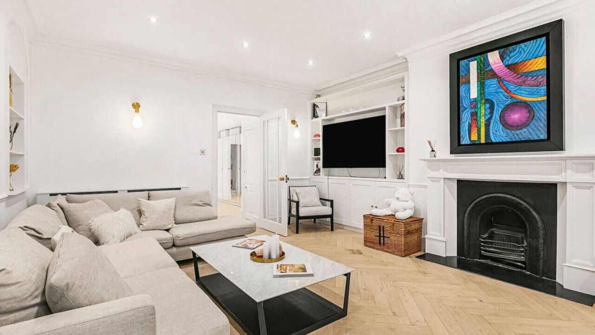 Brompton & Hans Town Apartment | Knightsbridge 3-Bed | Next To Harrods with Patio