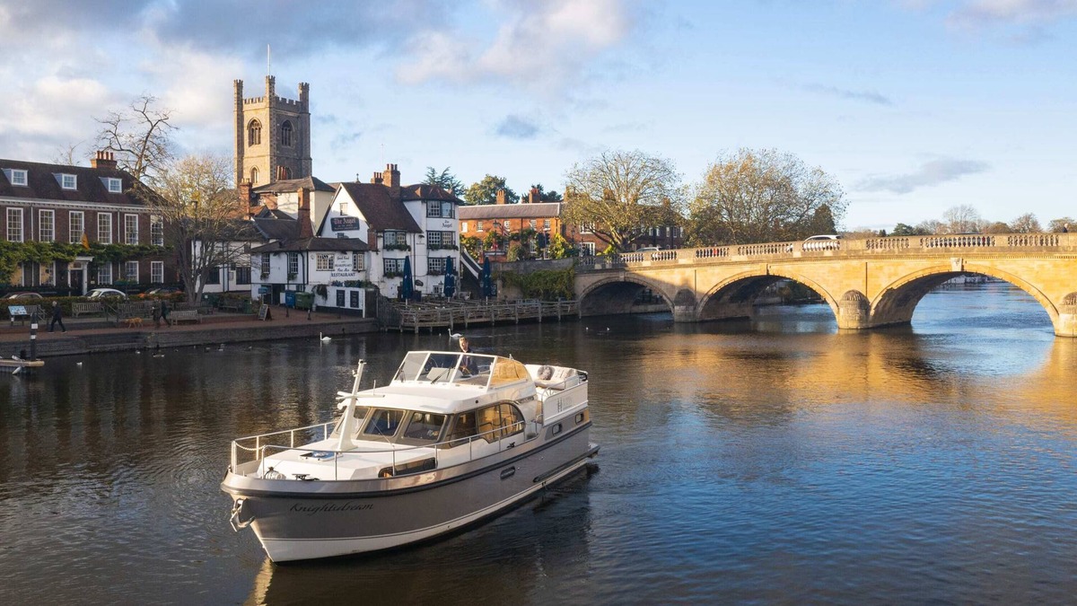 Henley Boat Rental | Knightsdream - Driving - Luxury Boating