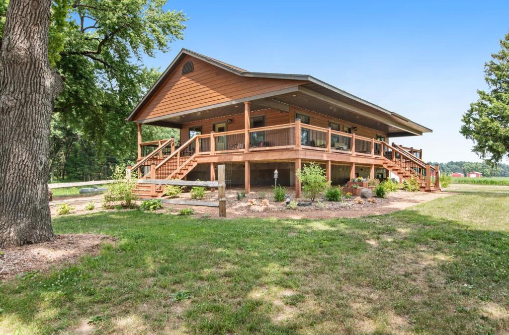 Arkdale House | Knotty Pine Escape