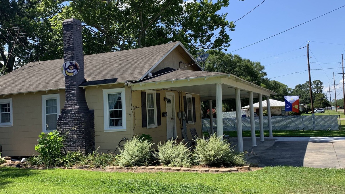 Eunice House | Known as the LSU house this 3 bedroom Cajun cottage is located 1 min from LSUE!