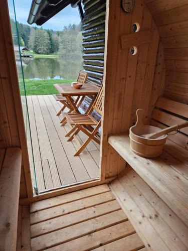 Spodnja Polskava Ski Chalet | Koča ob ribniku